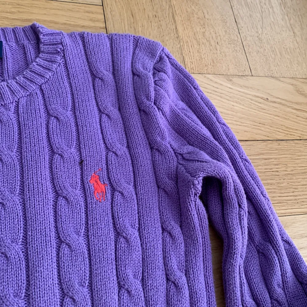En lila  kabelstickad Ralph Lauren tröja i storlek Xs till Salu! 💜 Priset + Frakt 📦 . Stickat.