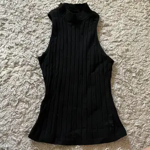 Säljer nu denna jätte fina svarta ribbade tröjan ifrån shein!! Den har använts 1 gång och är därför i ett bra skick! 💗