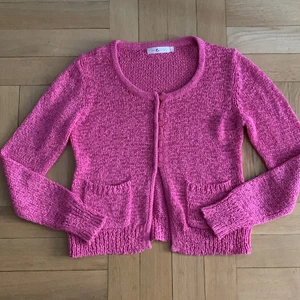 Stickad kofta  - Stickad kofta med fickor i storlek M men den  väldigt stretchig! 😃