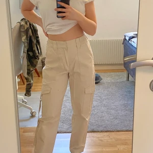 Cargobyxor - Beiga cargobyxor från asos. Skitsnygga o sitter jättebra men tyvärr inte min stil! Endast använda en gång💗 köpare står för frakten🥰🥰