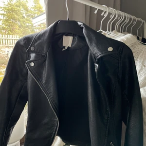 Skinn/läderjacka - Säljer min snygga skinn/läderjacka som tyvärr blivit lite för liten för mig. Den ser knappt använd ut och köptes för ca 2 år sedan på h&m för 399 kr. Storlek 36, vilket jag i detta fall skulle säga motsvarar storlek Xs/s. Som sagt i ett väldigt bra skick. 