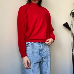 Red knitted semi turtle neck - Cute knitted shirt with a high neck, partially used. The quality is very nice and I really like this shirt but the sleeves are too short for me. It says it’s a L but i’m an M and it’s a bit too small for me! I’d say the size is an S personally. 