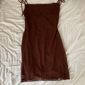 kort klänning - en kort fin mörkbrun klänning från bershka i strlk xs