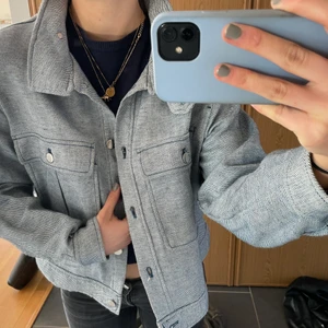 Kappa - Säljer denna ursnygga kappa från H&M i storlek S. Den är jättesnygg både till vår och sommar! Den är i en ljusblå färg med lite mörkare sömmar. Älskar verkligen denna men inte använt så flitigt, så säljer vid bra bud!💓