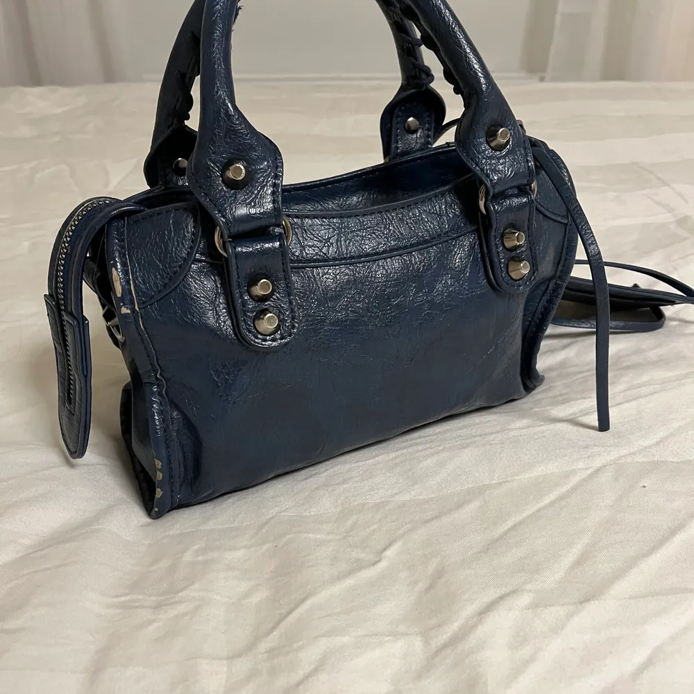 Säljer denna liknande Balenciaga väska i mörkblå. Den är riktigt snygg och rymlig, så man kan få plats med väldigt mycket saker. Kontakta mig ifall du skulle vara intresserad. Kan ta fler bilder när ja är hemma!💞💞. Väskor.