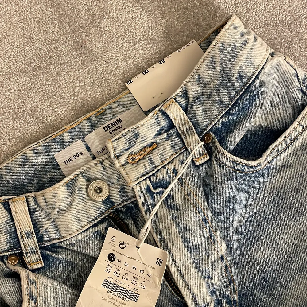 Säljer mina coola 90s jeans från bershka❤️‍🔥 Prislappen är kvar därav aldrig använda. Stl 32 men ganska stora i storleken så passar nog även 34/36. Nypris 359kr, säljer för 200kr + frakt💕. Jeans & Byxor.