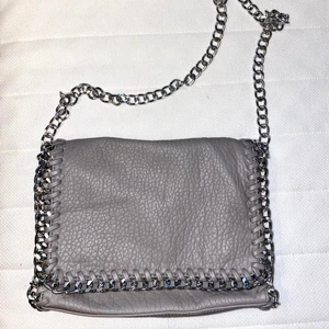 Tiamo väska - Säljer denna snygga och trendiga tiamo väskan då den inte längre kommer till användning men är sparsamt använd. Är i mellan storlek och man får plats med en hel del! Så fin nu till våran/sommaren. Dm för fler bilder, pris kan diskuteras❤️