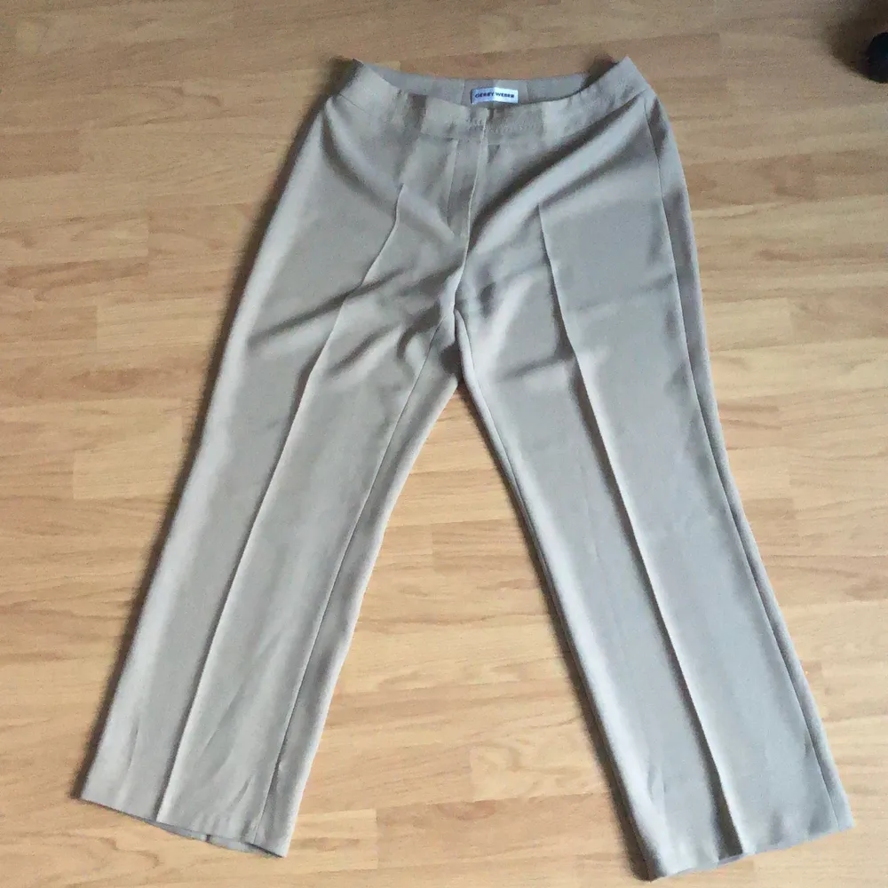 lågmidjade kostymbyxor i storlek 42, köparen står för frakt💚. Jeans & Byxor.