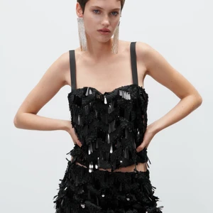 Svart paljettopp - Jättefin svart paljettopp från zara. Oanvänd!