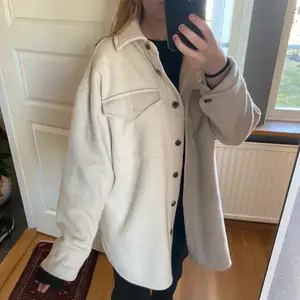 Ljus beige skjortjacka i helt nyskick!! Lite längre i modellen.