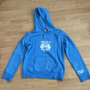 roxy hoodie - fet roxy hoodie i storlek S, köparen står för frakt💚