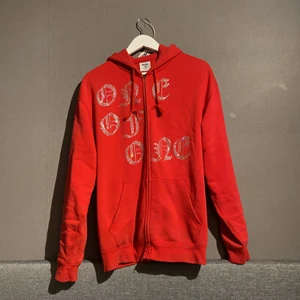 One Of One Zip Hoode - Strl L, använda men i bra skicka förutom att själva zipsaken man drar i har lossnat men lätt att fixa bara man köper en ny sån och att 1 rhinestone har lossnat