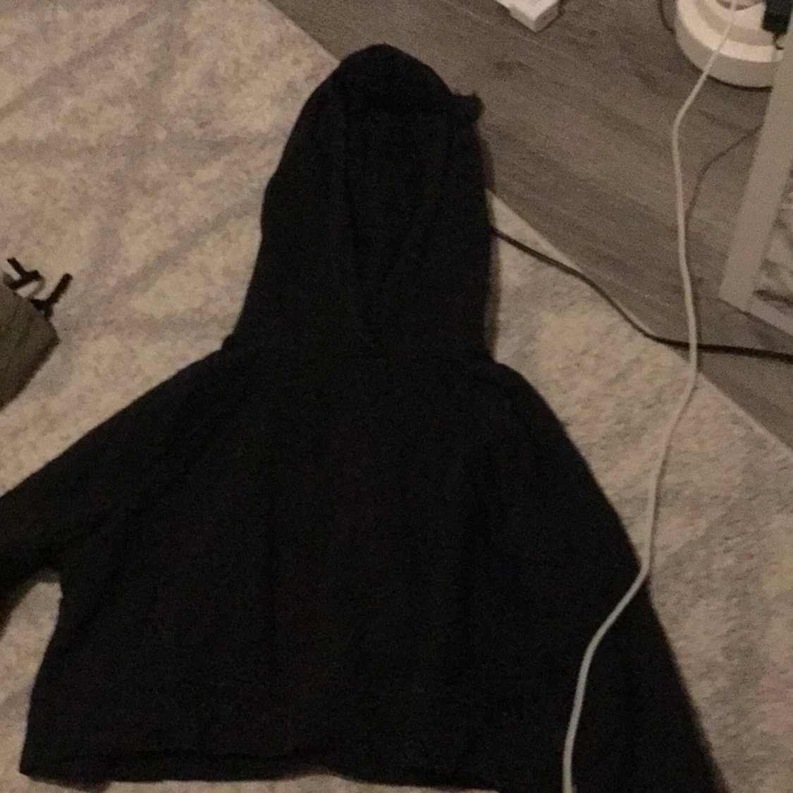 Svart croppad hoodie