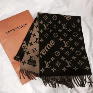 Louis Vuitton x Supreme Scarf - LV x Supreme Monogram Scarf || ONE SIZE