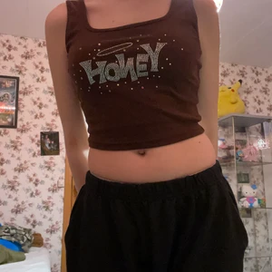 brunt croppat linne - riktigt snyggt croppat linne från shein som ger mig stora bratz vibbar