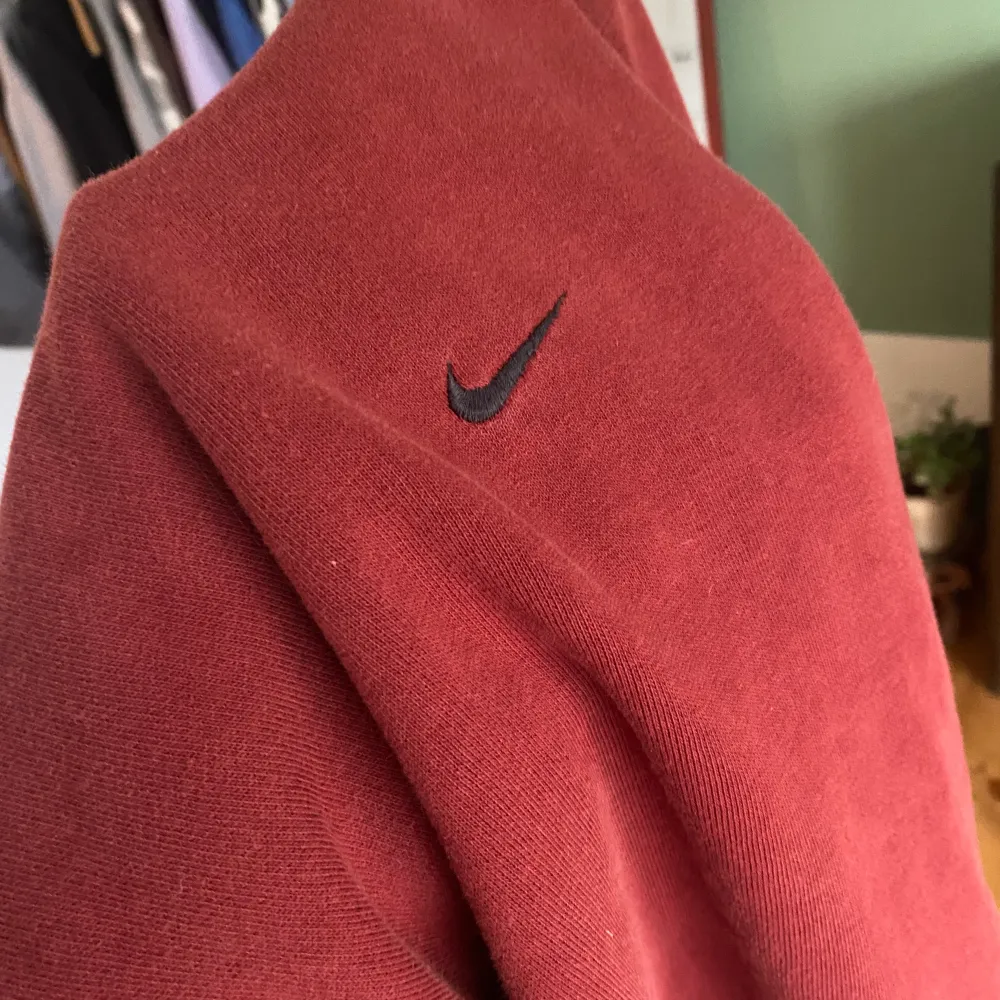 Lite ”washed out” röd sweatshirt från Nike. Köpt här på Plick så vet inte exakt hur använd den är, men i väldigt bra skick! Skriv privat vid frågor!. Tröjor & Koftor.