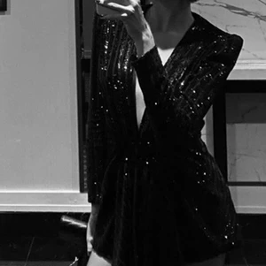 Snygg glittrig blazerklänning✨ - Köpt från Zara för nyår men aldrig använd✨ Köpt för 499kr, svart glittrig och supersnygg🌸 första 2:lånade bilder🖤