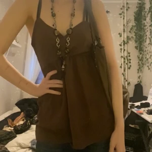 Brunt linne - Brunt linne med korsmaterial vid bysten. Två tyger, ett med silk och ett annat med mesh, superfin och passar mig som oftast bär S-M i toppar. Kontakta om du är intresserad eller har övriga frågor❤️