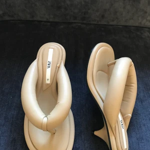 Sandal med klack strl 37 - Snygg beige sandalett med smal klack. Aldrig använd. Från Zara. Strl 37 (passar även 38 som jag har). Köparen betalar frakten.