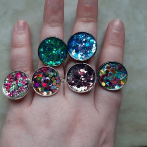 Glittriga ringar!  - Designa din egen glitterring! På bilden är det förslag på såna jag gjort tidigare, gör gärna en liknande igen eller något helt annat. Det är bara att komma med idéer! En ring kostar 30 kr + 13 kr i frakt. 