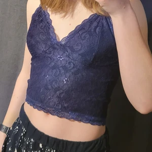 Lila linne - Ett lila linne från bikbok, den är sparsamt använd och i storlek M 😍😇