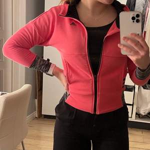 Rosa träningsanpassad tröja från Adidas med hål vid tummarna. Väldigt fin skick och är perfekt att träna i!!💪🏼😊💗