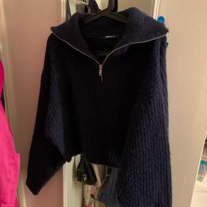 Mörkblå tjocktröja från Gina tricot
