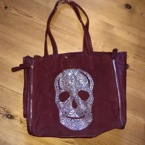 Cool väska - Skitcool väska med mycket uttryme. Ganska använd så därföe de låga priset!