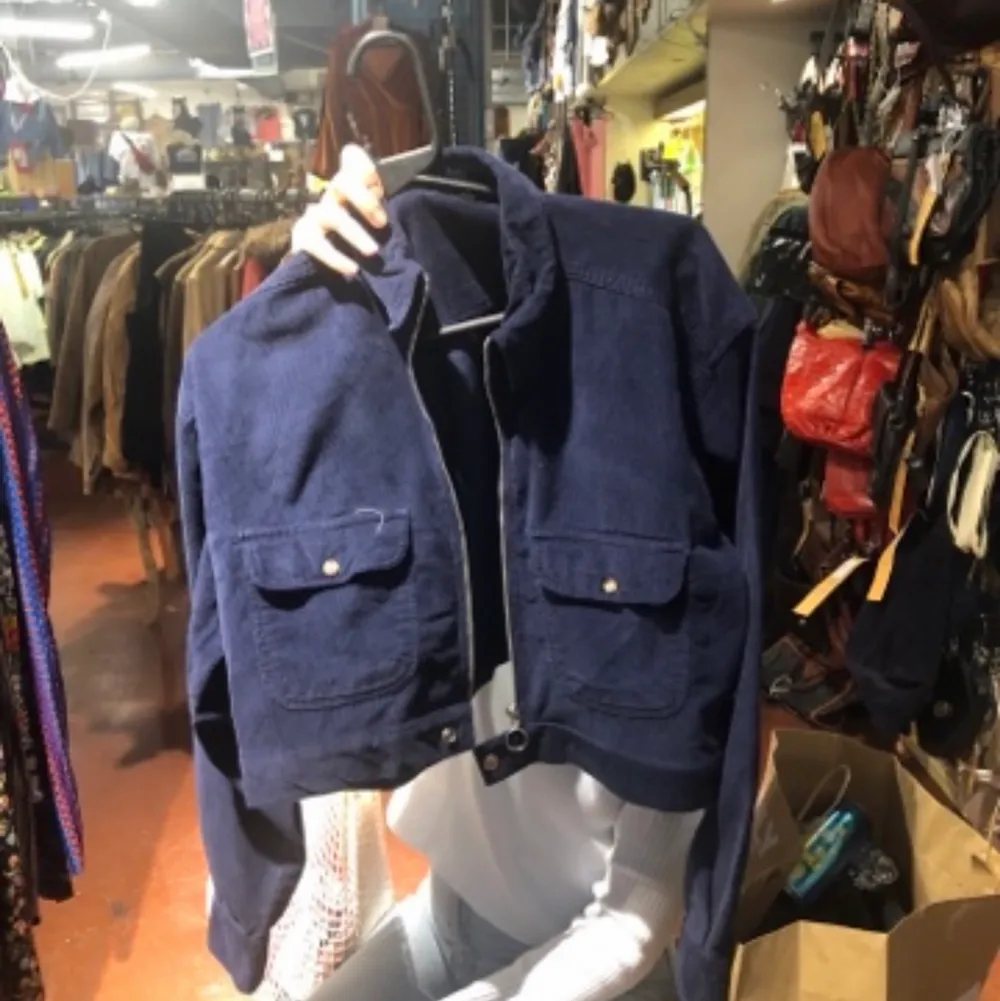 Knappt använd! Retro modell- sjukt snygg! Storlek L men jag är xs-s vanligtvis o på mig sitter den oversized. Köpt för 500. Takit.