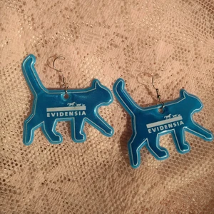 Handgjorda örhängen med reflexkatter - Reppa Evidensia och syns i mörkret med dessa söta örhängen! Jag har gjort dem själv av reflexer vi fick från veterinären. Har tyvärr inte hål i öronen själv så hade blivit glad om någon vill ha dem! OBS! Undvik dessa om du är nickelallergiker då jag inte 