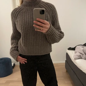 Stickad tröja - Jätteskön stickad tröja ifrån hm i en så fin brun färg💕 storlek s. Köparen står för frakt