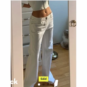 Lågmidjade jeans  - ❗️Första bilden är lånad❗️supersnygga vita lågmidjade jeans från Replay. Köpta på Plick. Helt oanvända. Ny pris 1300kr. 🌟