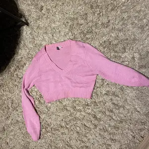 Jättesnygg croppad stickad rosa tröja som är oanvänd förutom att den är testad