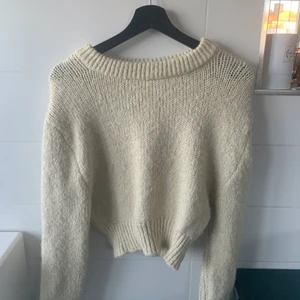 ☀️💕 - Säljer denna jättefina Beige/creme vita stickade tröjan som tyvärr ej kommer till användning jättefin nu till våren med ett par blå jeans ☀️skriv gärna privat vid intresse eller frågor 💕använd ett få antal gånger så tröjan är i väldigt bra skick💕köparen står för frakt 🚚 