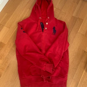 Ralph lauren hoodie - Röd Ralph lauren hoodie, sitter som en M. En liten defekt då en söm gått upp (se 2a bilden) men inget som märks när man använder den.