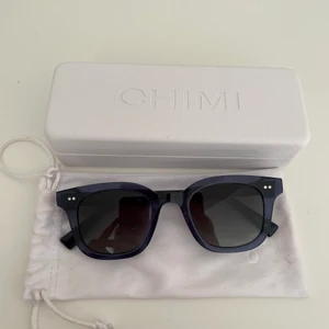 Chimi solglasögon  - Säljer mina jättefina Chimi solglasögon i modellen 02, färg Blue. Köpta förra sommaren men har tyvärr inte kommit till så mycket användning därav att jag säljer de. Allt som tillkommer när man köper finns kvar, näsduken oanvänd. Köpta för 1200kr. 