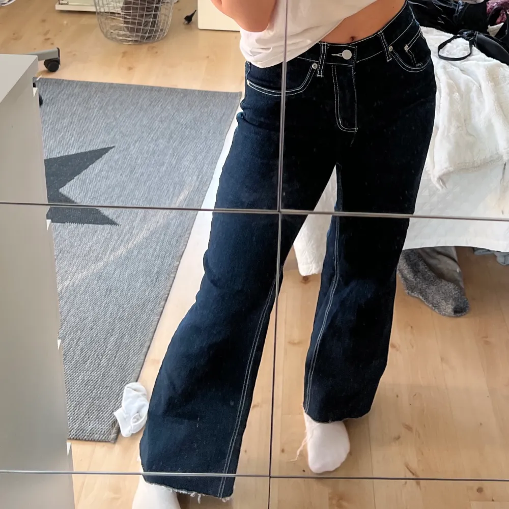 Mörkblåa jeans men vida/raka ben och vita sömmar! Väldigt sköna men kommer inte till användning:/. Jeans & Byxor.