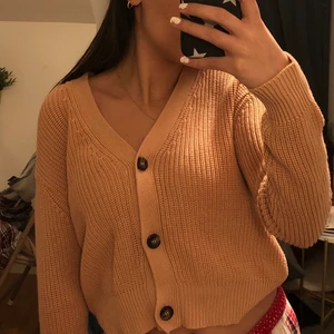 Rosa kofta - Säljer nu denna söta och mysiga rosa kofta, den är använd ett fåtal gånger och har inga defekter alls🤍🤍