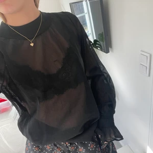 Mesh topp - Säljer denna långärmade genomskinliga toppen. Volanger längst ut på ärmarna, perfekt att både klä upp och ner!:)