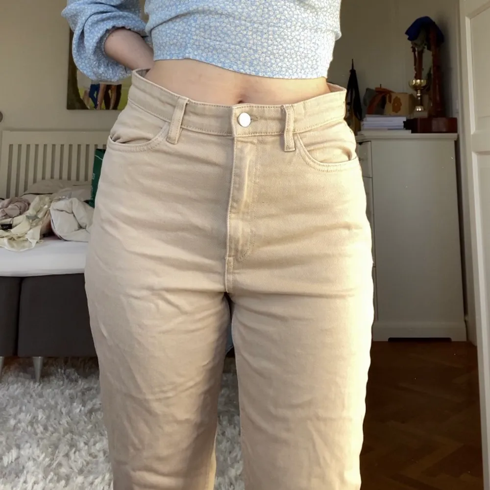 Beigea jeans från lindex. Lite utsvängda/raka i passformen, jättesnygga! Tyvärr lite för korta för mig. Nypris nån stans mellan 300-400kr. Jeans & Byxor.