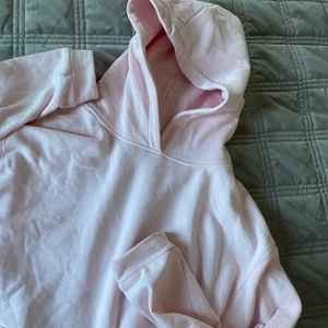 Croppad hoodie  - En ljusrosa croppad hoodie från Chiquelle. Spårbar frakt tillkommer 