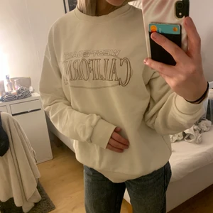 Ljus beige tröja från stradivarius. - Fin vit beige tröja med tryck på bröstet. Lite större i storleken vilket gör så den sitter jättefint på:) säljer för att den inte används längre. 100kr + frakt💕💕