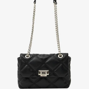 Axelremsväska - Praktisk axelremsväska köpt i Polen. Passar perfekt till alla outfits. 