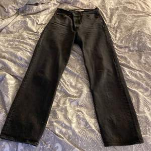 Raka skit snygga levis jeans, säljer för 500+frakt men priset kan diskuteras, knappt använda, storlek 27
