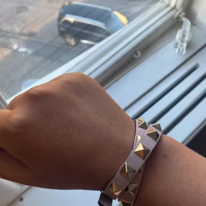 Valentino armband - Jätte snyggt oanvänt dubbelt valentino armband i ljusrosa och guld, boxen tillkommer. slutsålt på hemsidan. Priset går att diskutera vid snabbaffär 