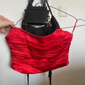 ”Korsett” crop topp - Säljer denna fina korsett topp från zara i storlek S. Använd 1-2 gånger 💗 