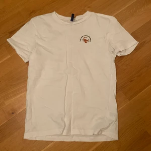 Skorpion t-shirt - Tisha från HM, den är rätt snygg för att komma därifrån. Den är storlek S, sitter som den ska och finns inga defekter. Trycket är intakt. Frakt tillkommer med 66kr 