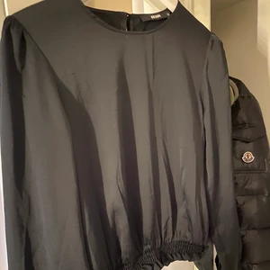 En Blus från bikbok  - En superfin Blus jag har använt en gång. den har varit i garderoben och har ingen nytta för den längre. Ingen fläk precis som ny💕 finns inte i lager längre