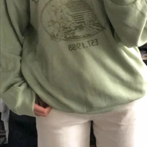 Sage grön sweatshirt  - Fraktas över hela landet 
