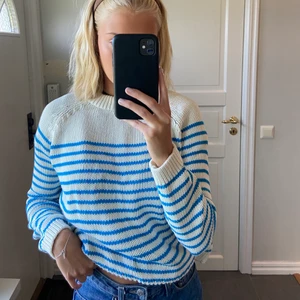 Zara tröja  - Säljer dennna randiga Zara tröja, använd ca 2gånget så den är i mycket fint skick!! Bara att fråga om det skulle vara något. Köpt för runt 300/350